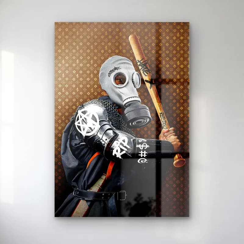 Gaz Maskeli Beyzbol Sopalı Şövalye cam tablo — Desenli kahverengi fonda gaz maskeli, beyzbol sopalı grafitili zırhlı figür