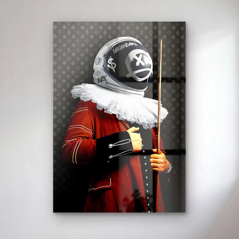 Astronot Kasklı Rönesans Portre cam tablo — Monogram desenli fonda kırmızı kıyafetli, fırfır yakalı ve grafitili astronot kasklı figür