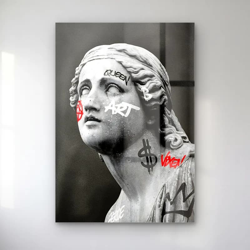 Grafitili Kadın Heykeli cam tablo — Siyah fonda Queen ve Art grafitileriyle süslenmiş gri antik kadın heykeli
