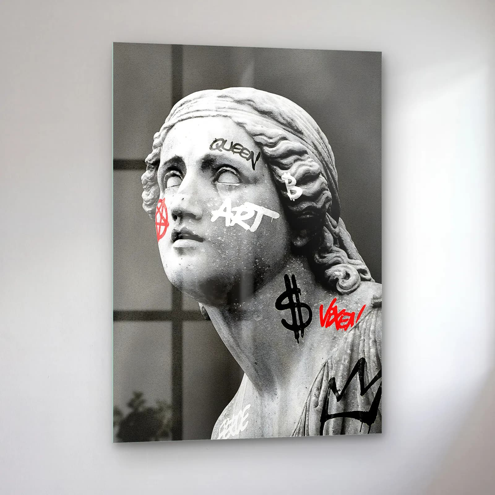 Grafitili Kadın Heykeli cam tablo — sol açıdan görünüm
