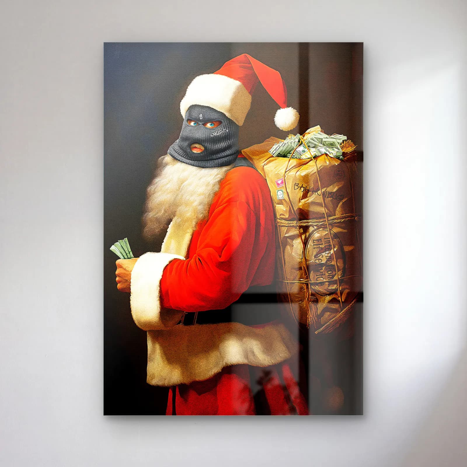 Kar Maskeli Noel Baba cam tablo — Koyu fonda siyah kar maskeli, kırmızı kıyafetli Noel Baba elinde para ve çuval