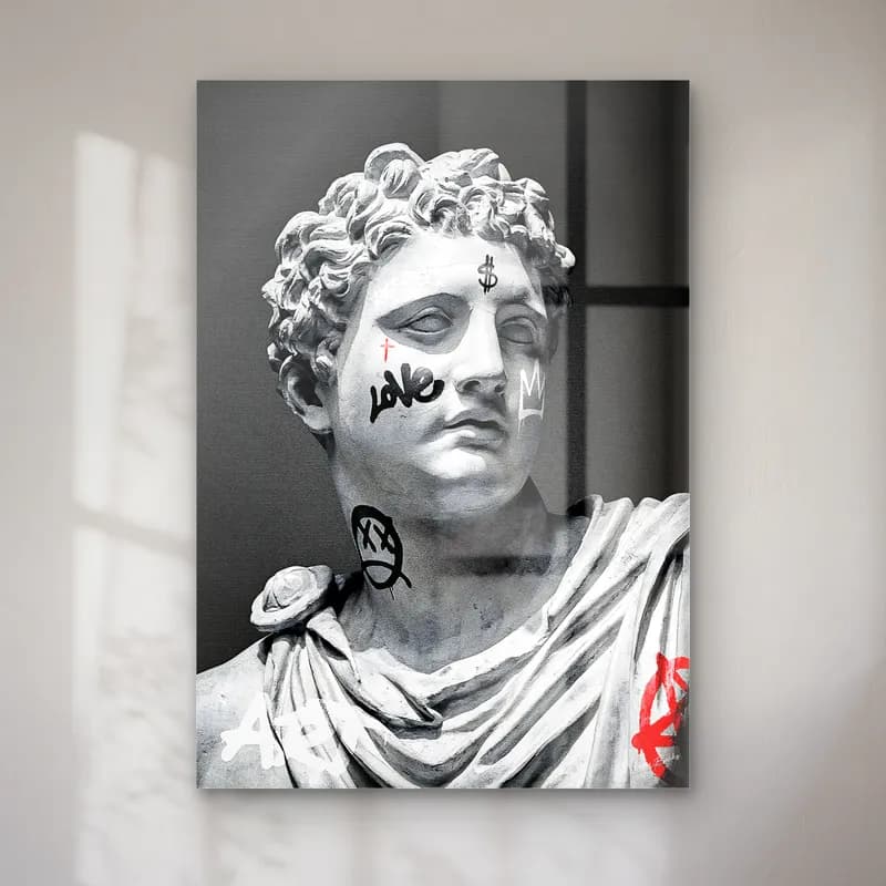 Love Grafitili Antik Büst cam tablo — Koyu gri fonda yüzünde Love yazılı ve grafiti çizimli beyaz antik erkek büstü