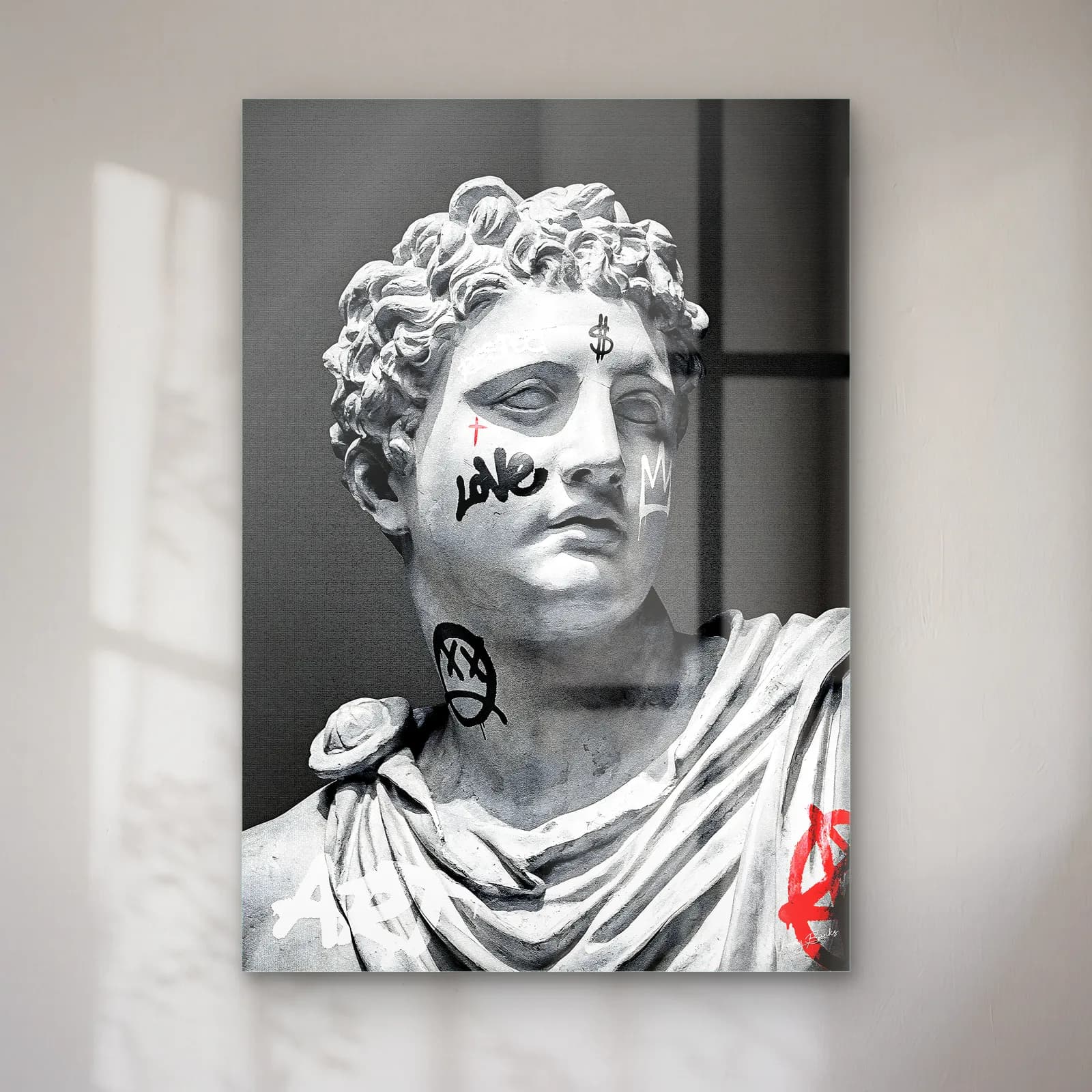 Love Grafitili Antik Büst cam tablo — Koyu gri fonda yüzünde Love yazılı ve grafiti çizimli beyaz antik erkek büstü