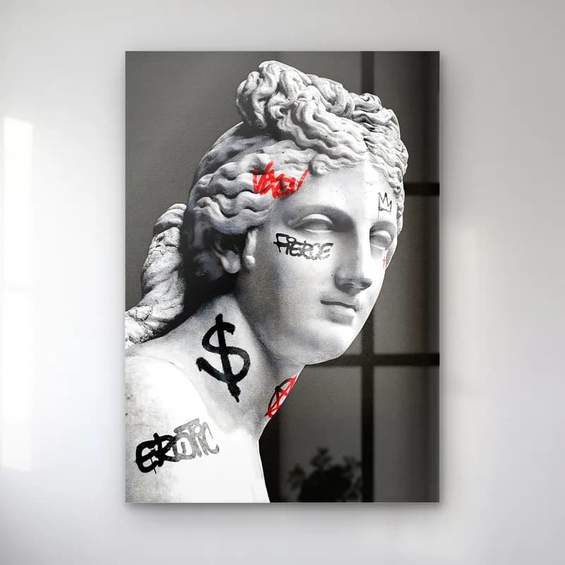 Greed Grafitili Venüs Büstü cam tablo — Siyah beyaz fonda yüzünde Greed yazısı, boynunda dolar işareti olan antik kadın büstü