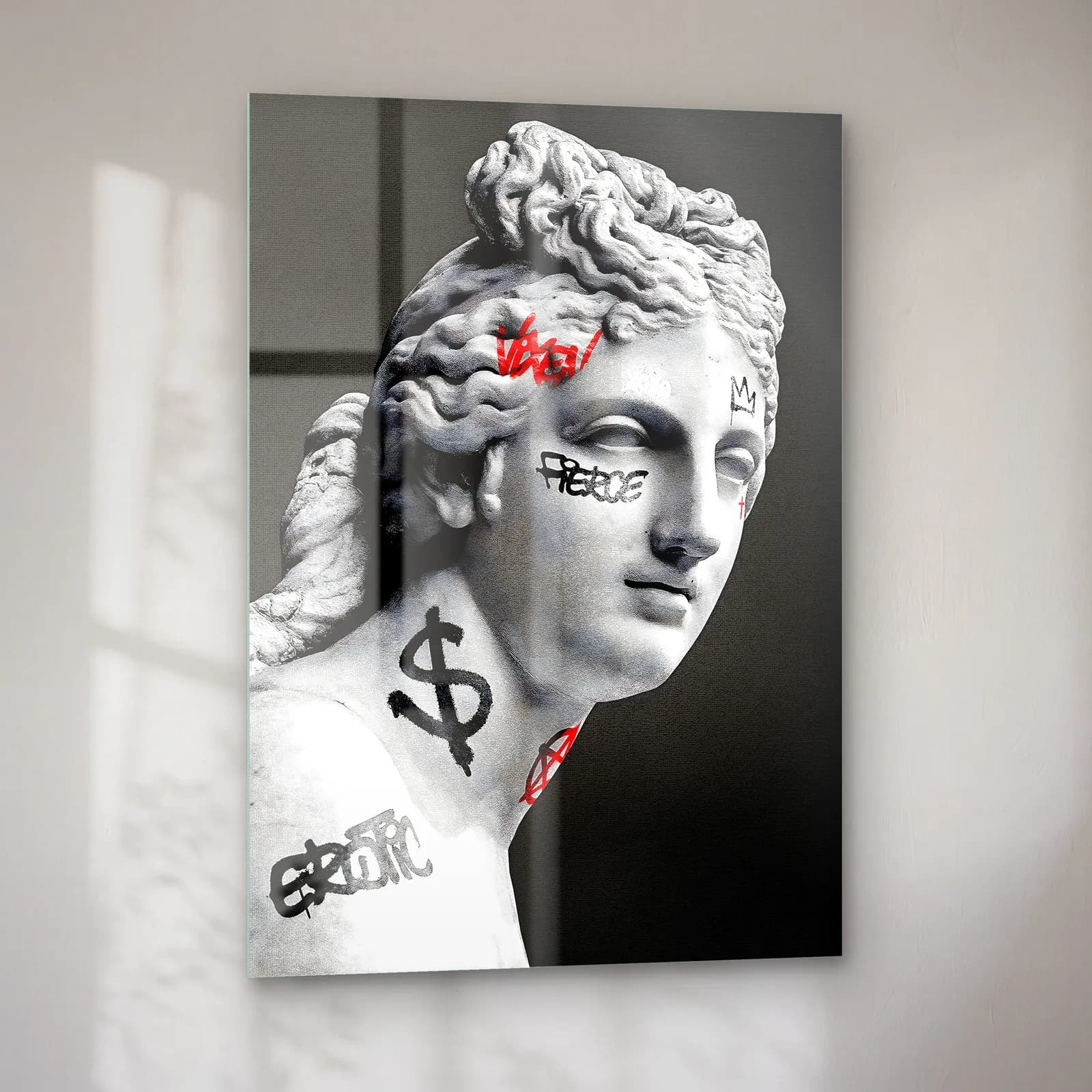 Greed Grafitili Venüs Büstü cam tablo — sol açıdan görünüm