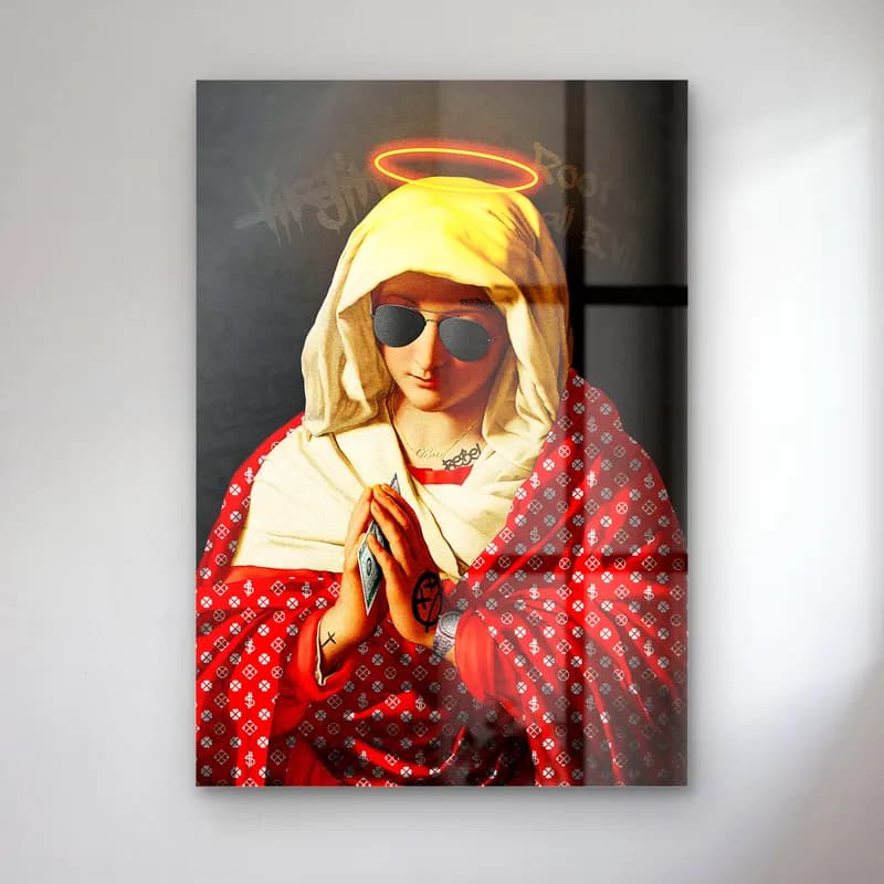 Güneş Gözlüklü Madonna cam tablo — Başında hale, pilot güneş gözlüklü, kırmızı monogram desenli şallı dua eden kadın