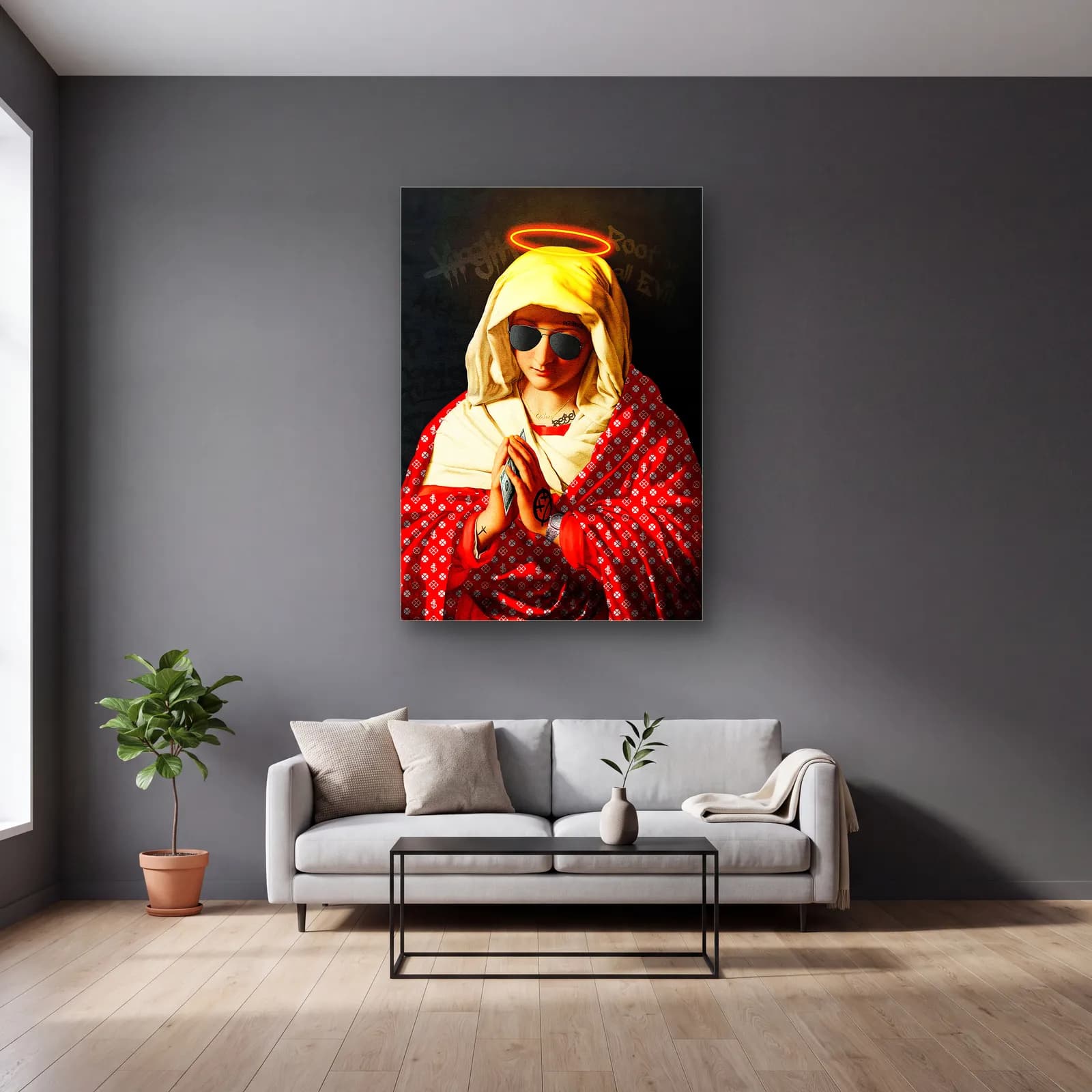 Güneş Gözlüklü Madonna cam tablo — gri duvarlı salonda