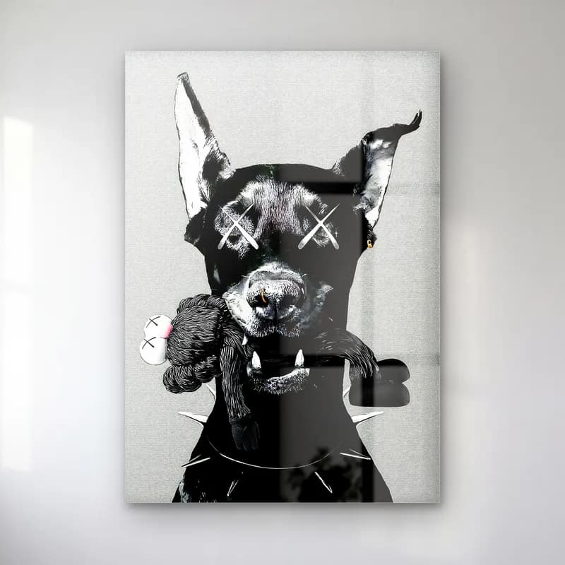 X Gözlü Doberman ve Oyuncak Ayı cam tablo — Açık gri fonda X gözlü, çivili tasmalı siyah doberman ağzında oyuncak figür