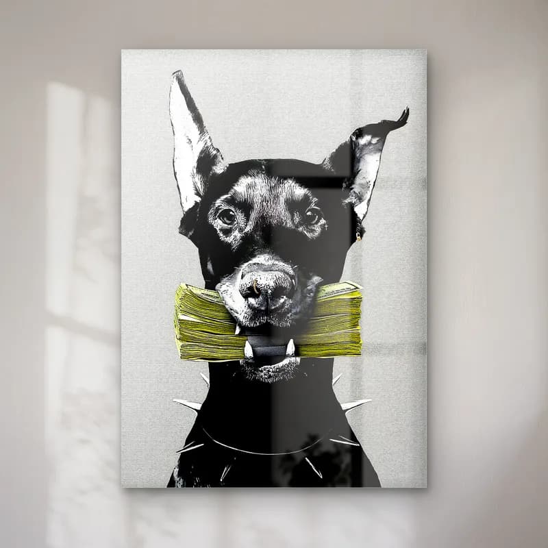 X Gözlü Doberman ve Para Destesi cam tablo — Açık gri fonda X gözlü, çivili tasmalı siyah doberman ağzında dolar destesi