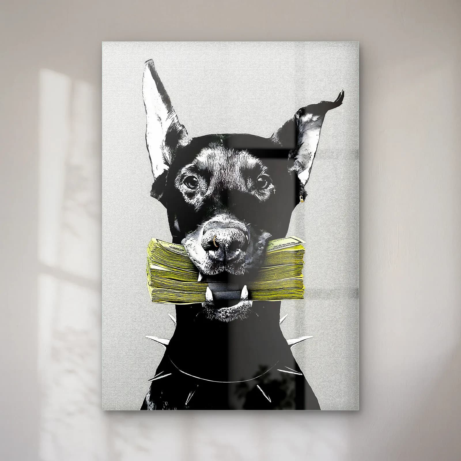 X Gözlü Doberman ve Para Destesi cam tablo — Açık gri fonda X gözlü, çivili tasmalı siyah doberman ağzında dolar destesi