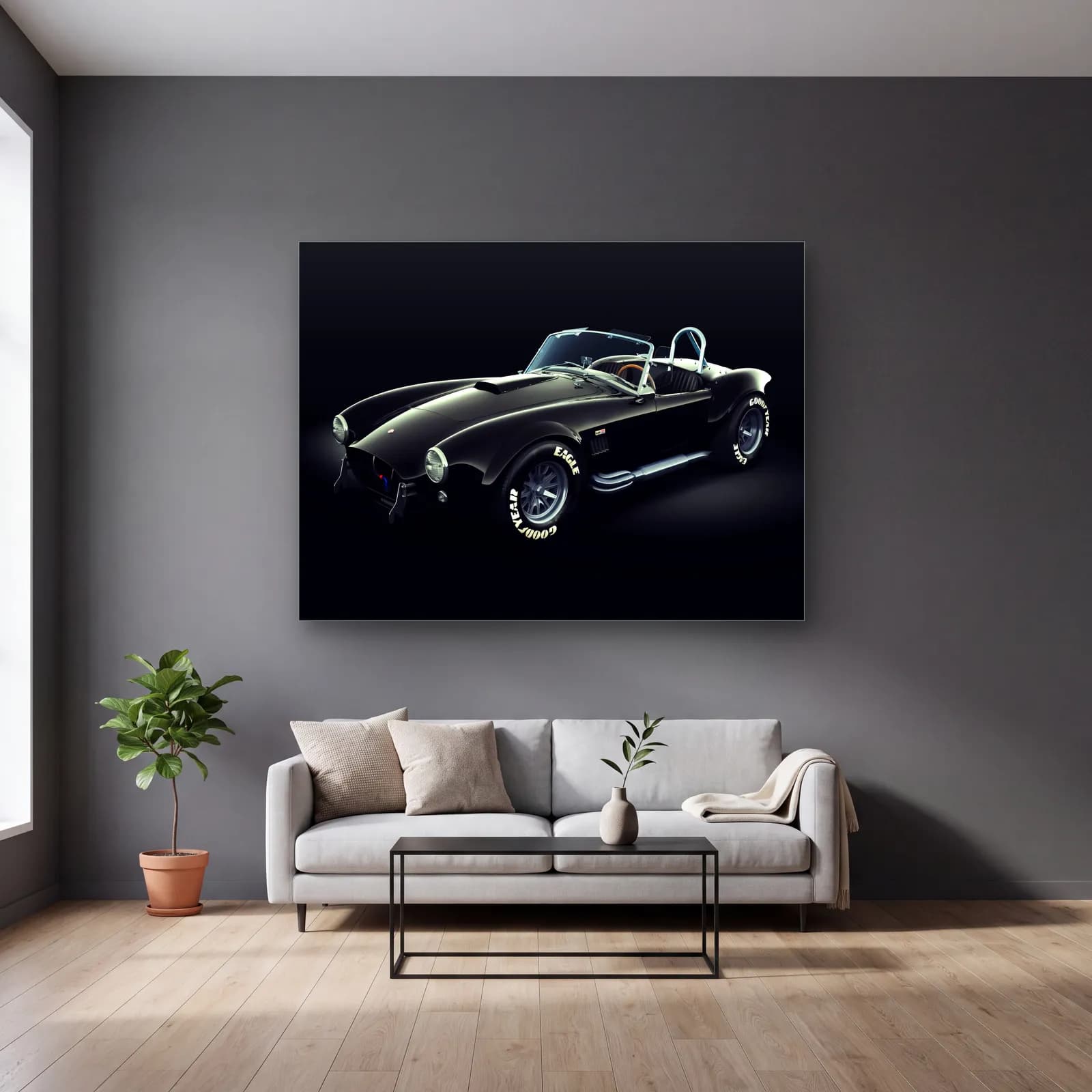 Siyah Shelby Cobra cam tablo — gri duvarlı salonda