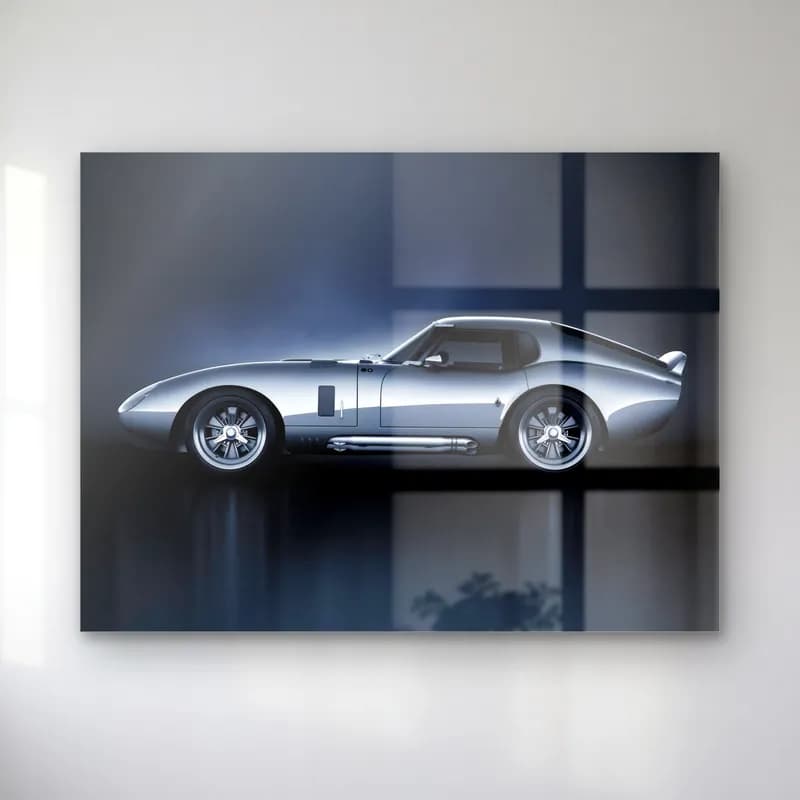 Gümüş Shelby Daytona Coupe cam tablo — Mavi gri fonda yan profilden görünen gümüş renkli Shelby Daytona Coupe
