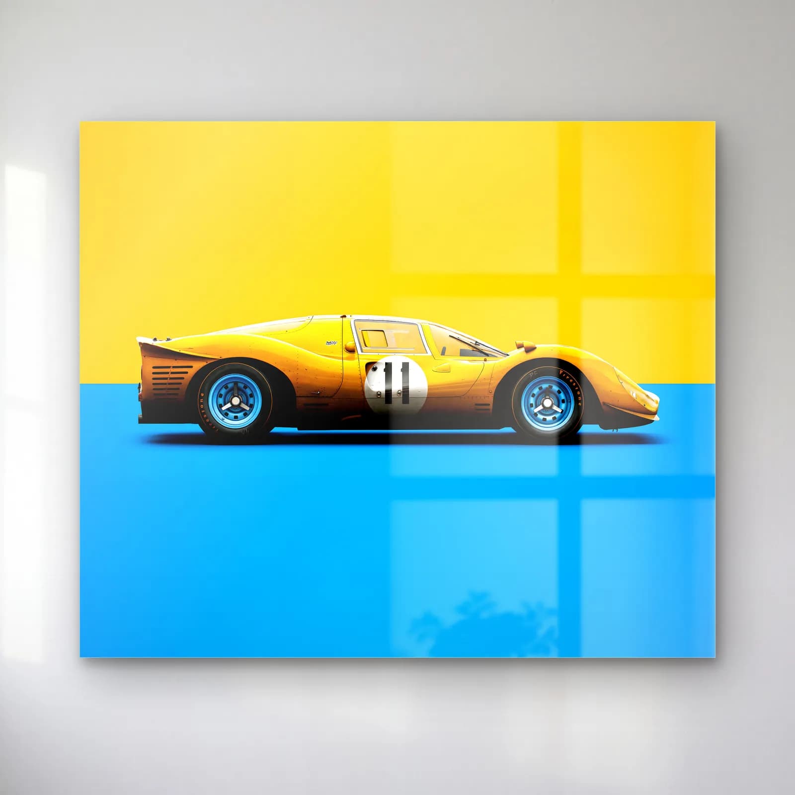 Sarı Ferrari 330 P4 cam tablo — Sarı ve mavi iki renkli fonda yan profilden 11 numaralı sarı klasik yarış otomobili