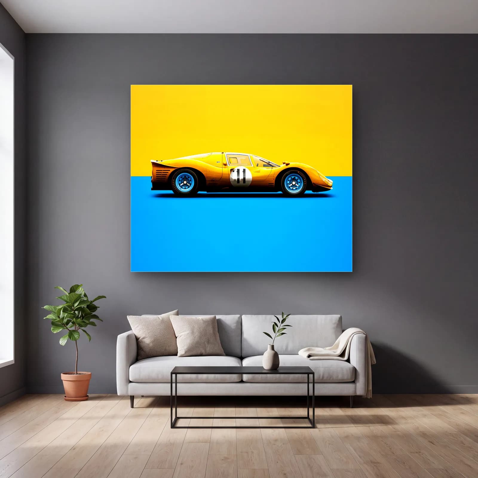 Sarı Ferrari 330 P4 cam tablo — gri duvarlı salonda