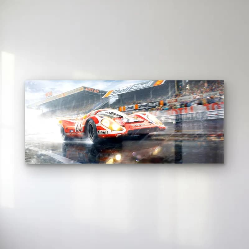 Yağmurda Porsche 917 Le Mans cam tablo — Yağmurlu pistte tribün önünde su sıçratan kırmızı beyaz Porsche 917 yarış arabası