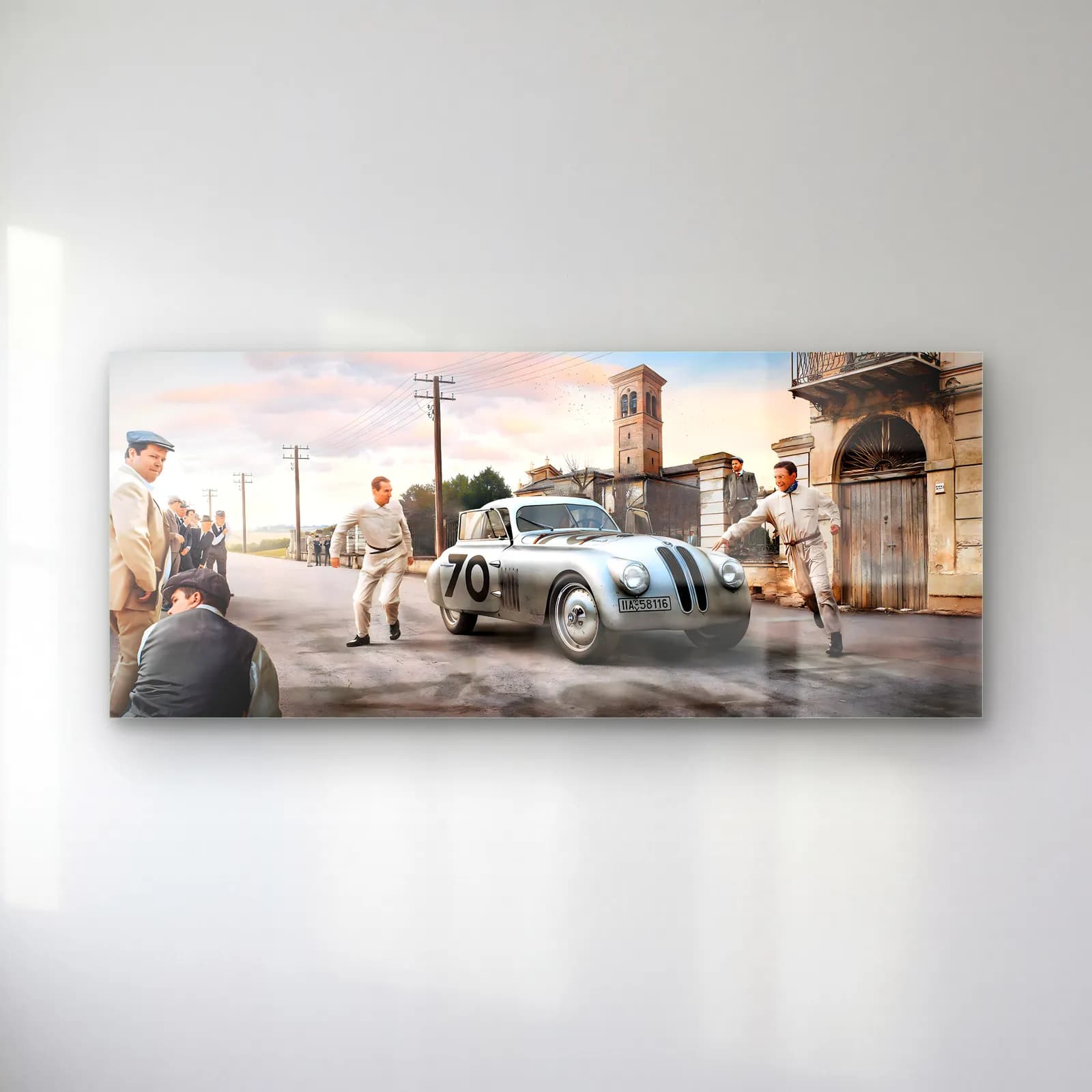 Mille Miglia Gümüş Mercedes 300 SL cam tablo — Tarihi taş yapılar önünde mekanikerlerle 70 numaralı gümüş klasik yarış coupe