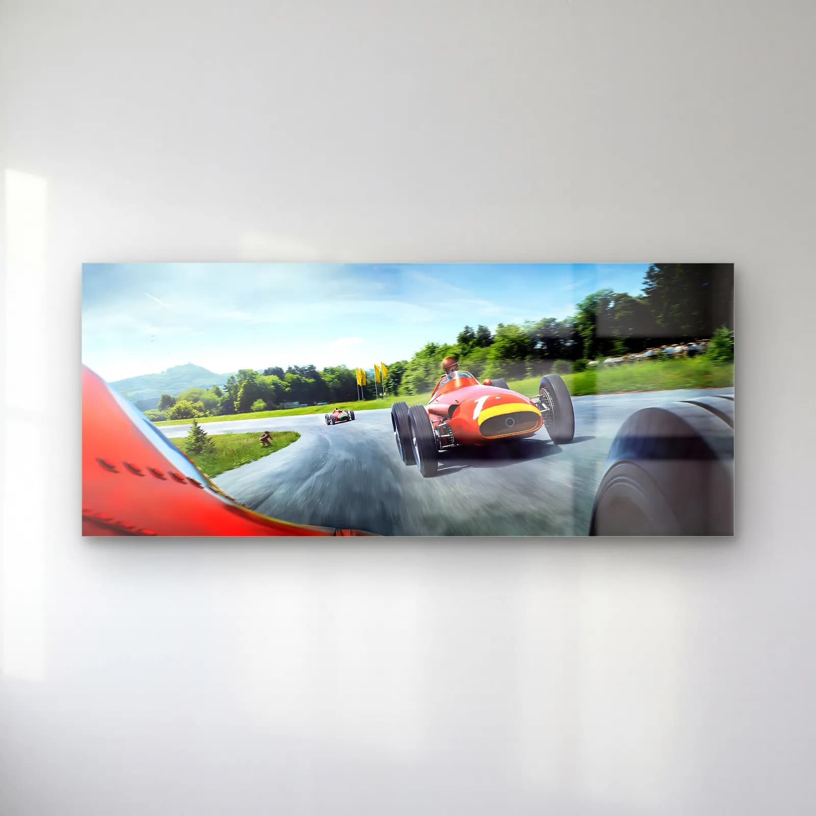 Virajda Kırmızı Klasik Ferrari cam tablo — Yeşil tepeli kırsal pistte viraj alan kırmızı klasik tek kişilik Ferrari yarış aracı