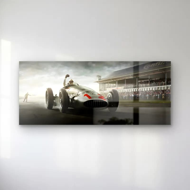 Tribün Önünde Mercedes W196 cam tablo — Kalabalık tribün önünde el sallayan pilotuyla gümüş klasik Mercedes F1 aracı