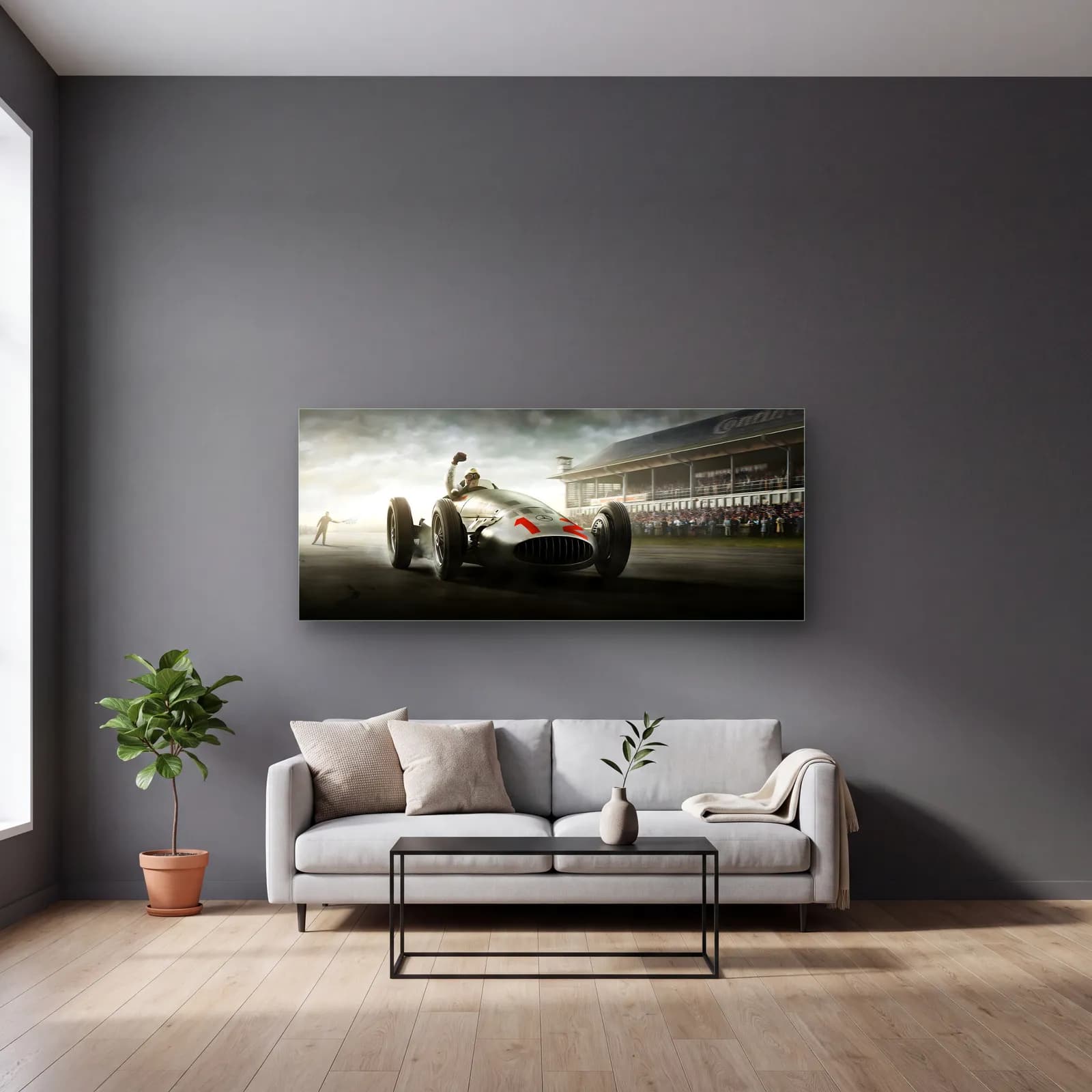 Tribün Önünde Mercedes W196 cam tablo — gri duvarlı salonda