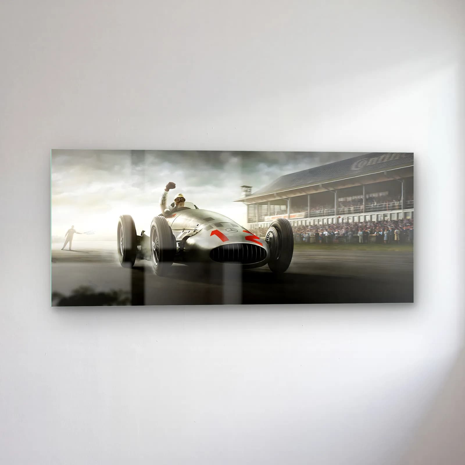 Tribün Önünde Mercedes W196 cam tablo — sol açıdan görünüm