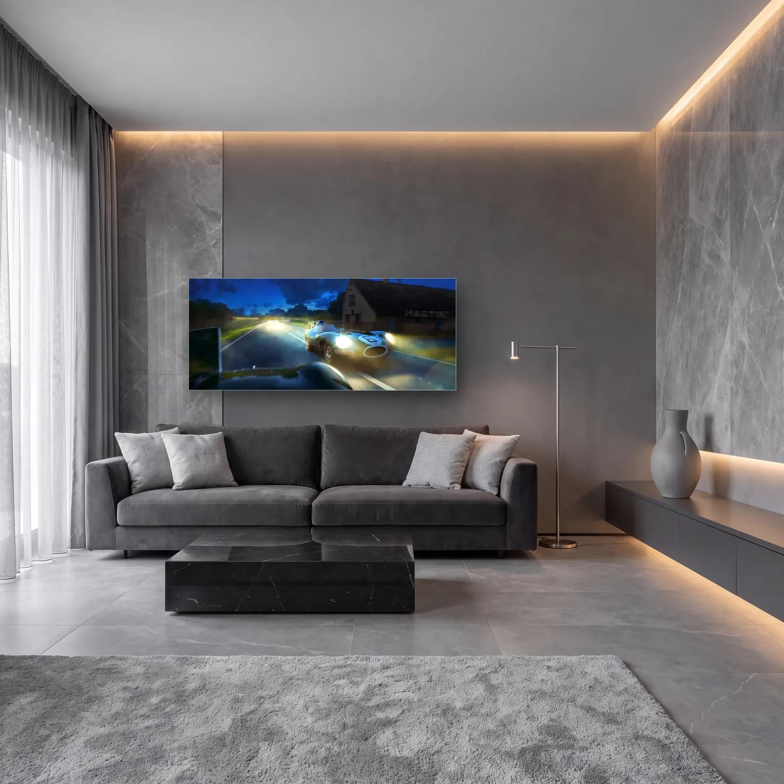 Gece Yarışında Jaguar D-Type cam tablo — lüks salon duvarında