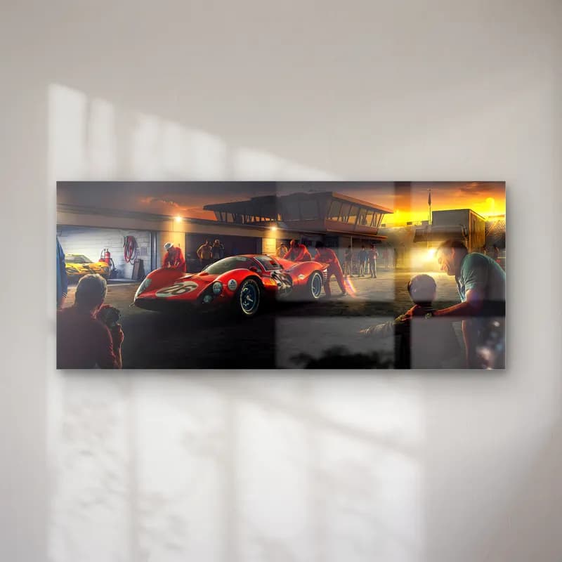 Gece Pitinde Kırmızı Ferrari Prototip cam tablo — Akşam ışığında pit alanında ekip üyeleriyle bekleyen kırmızı klasik Ferrari prototipi