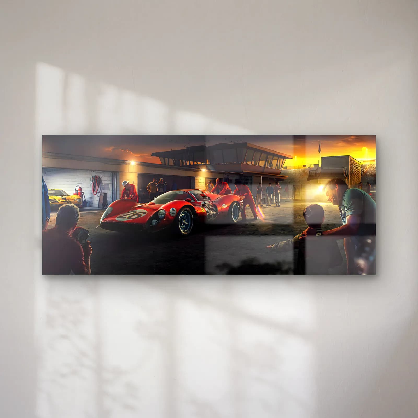 Gece Pitinde Kırmızı Ferrari Prototip cam tablo — Akşam ışığında pit alanında ekip üyeleriyle bekleyen kırmızı klasik Ferrari prototipi
