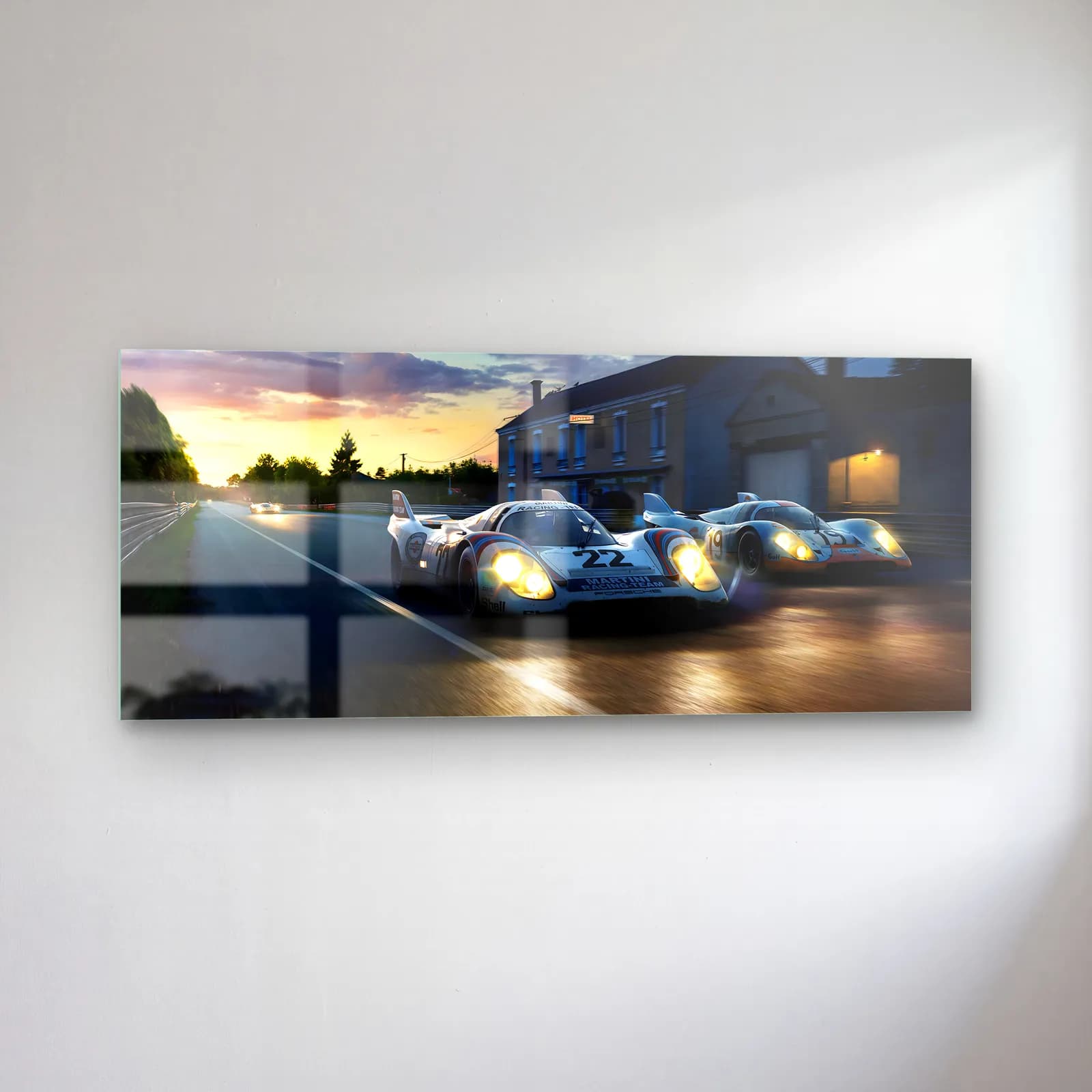 Alacakaranlıkta Martini Porsche 917 cam tablo — sol açıdan görünüm