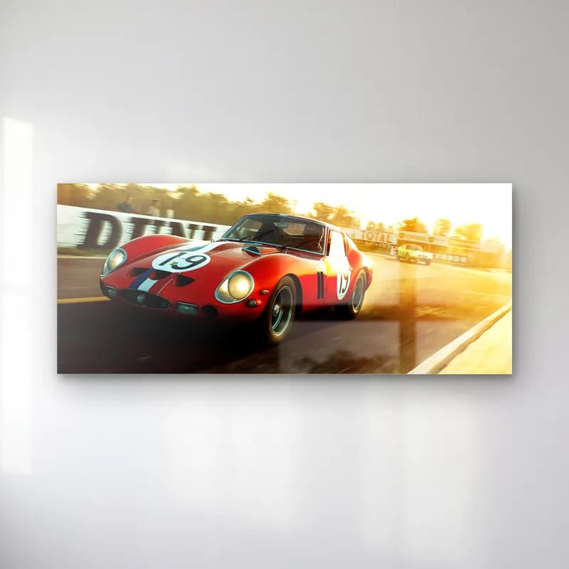 Gün Batımında Ferrari 250 GTO cam tablo — Gün batımının altın ışığında pistte ilerleyen 19 numaralı kırmızı Ferrari 250 GTO