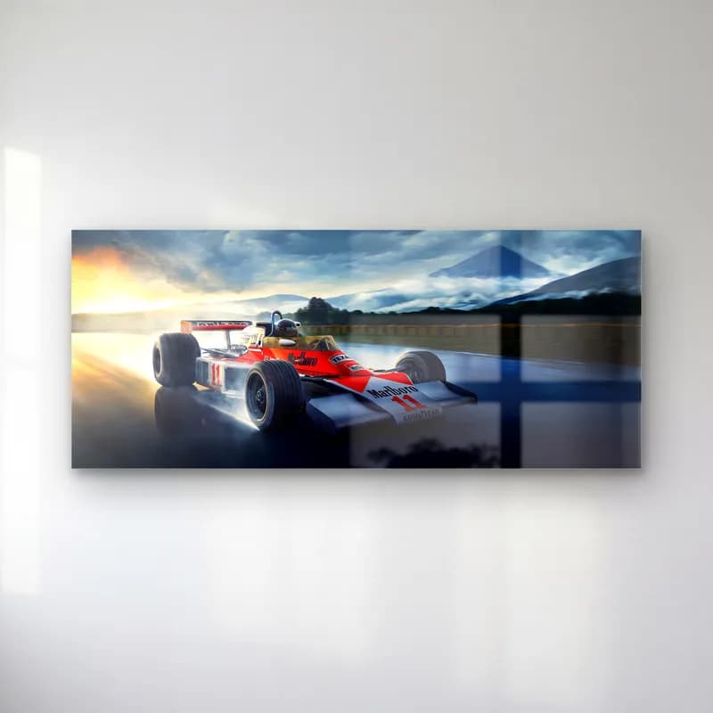Fuji Önünde McLaren M23 cam tablo — Dağ manzaralı pistte gün ışığında ilerleyen kırmızı beyaz klasik McLaren F1 aracı