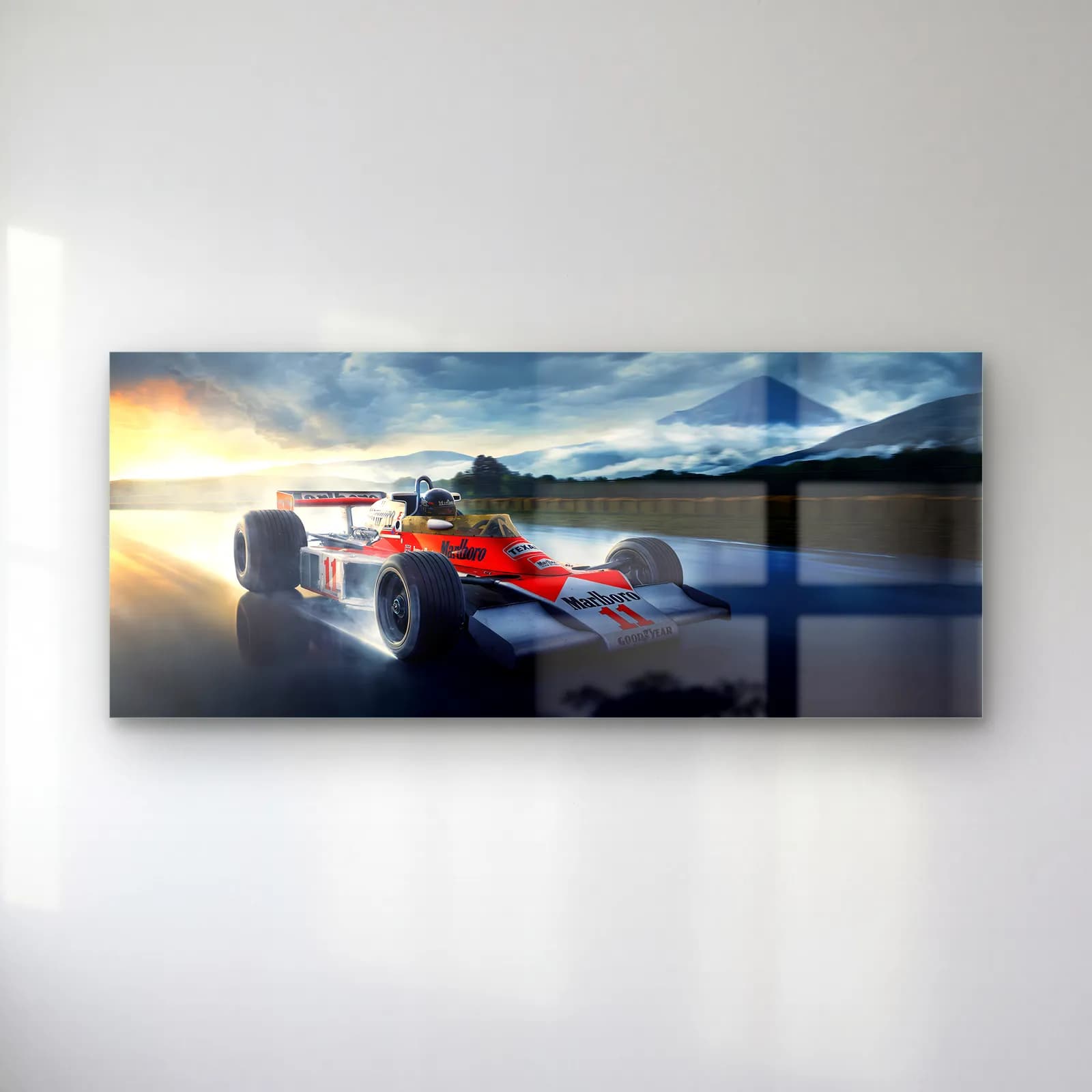 Fuji Önünde McLaren M23 cam tablo — Dağ manzaralı pistte gün ışığında ilerleyen kırmızı beyaz klasik McLaren F1 aracı