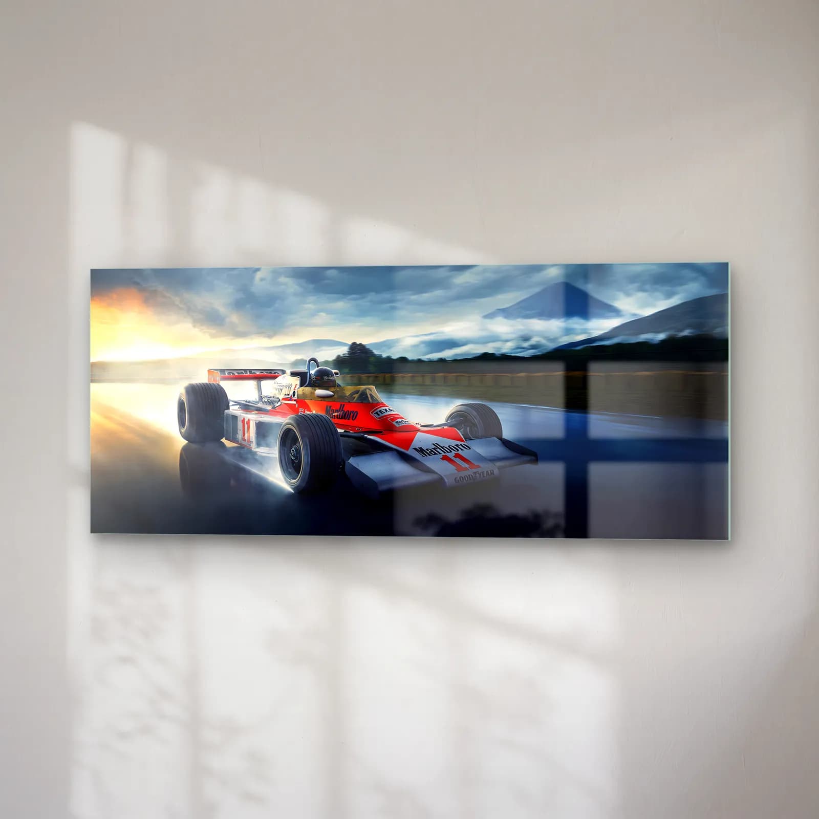 Fuji Önünde McLaren M23 cam tablo — sağ açıdan görünüm