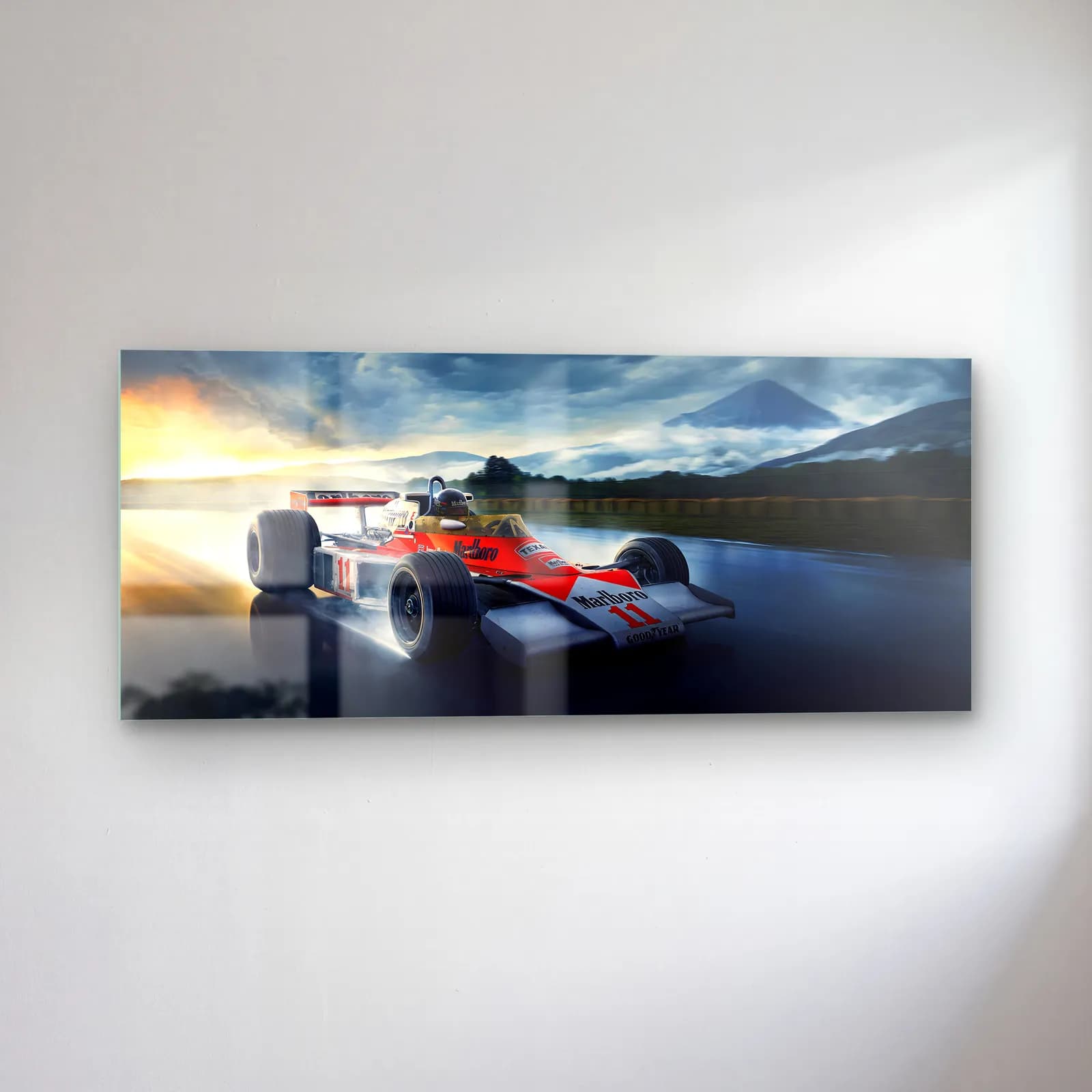 Fuji Önünde McLaren M23 cam tablo — sol açıdan görünüm