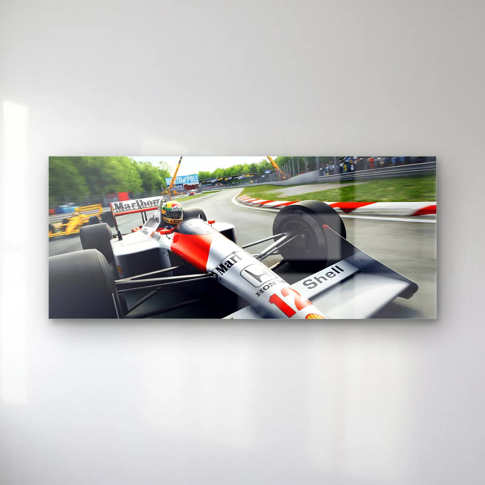 Virajda McLaren MP4/4 cam tablo — Ağaçlı pistte virajdan çıkan sarı kasklı pilotlu kırmızı beyaz McLaren F1 aracı