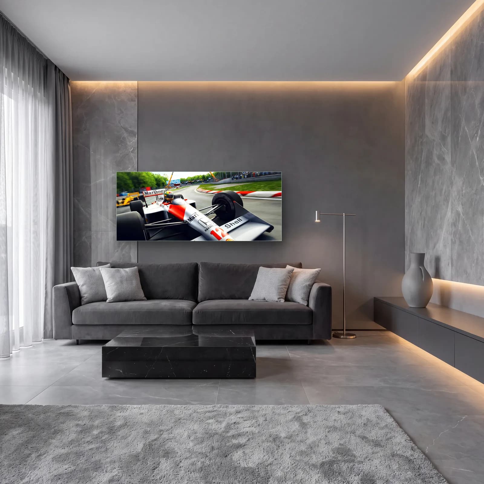 Virajda McLaren MP4/4 cam tablo — lüks salon duvarında
