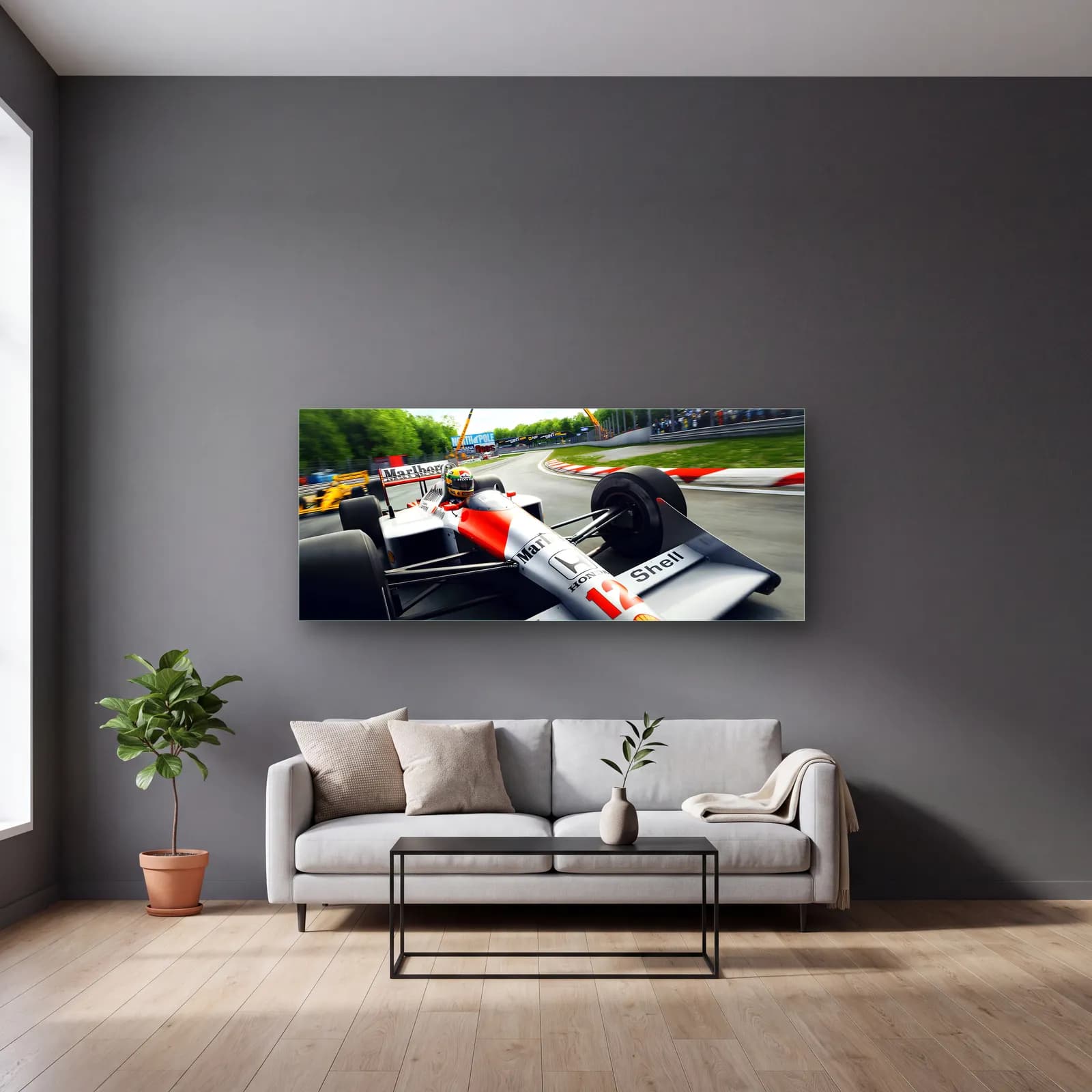 Virajda McLaren MP4/4 cam tablo — gri duvarlı salonda