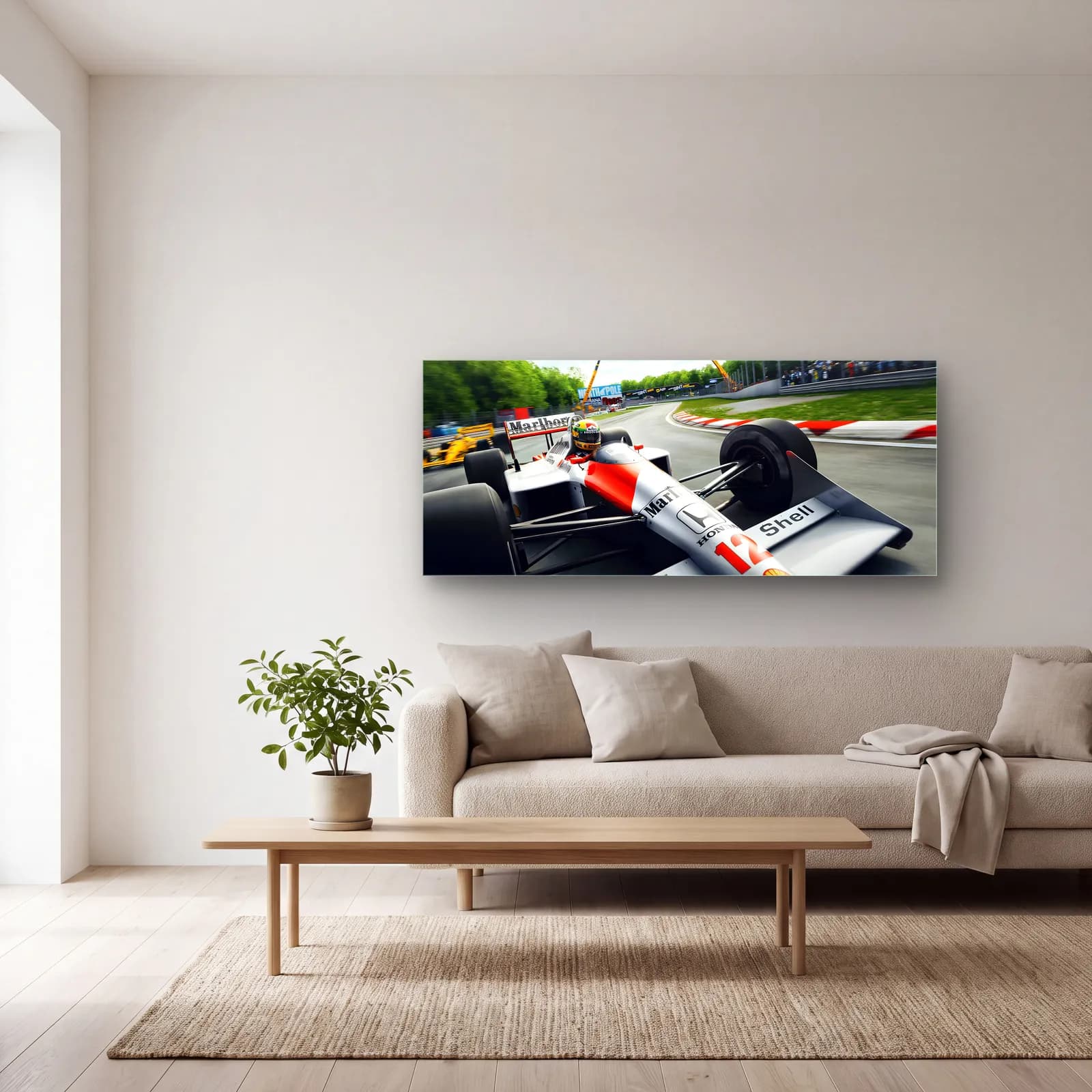 Virajda McLaren MP4/4 cam tablo — açık renk salonda