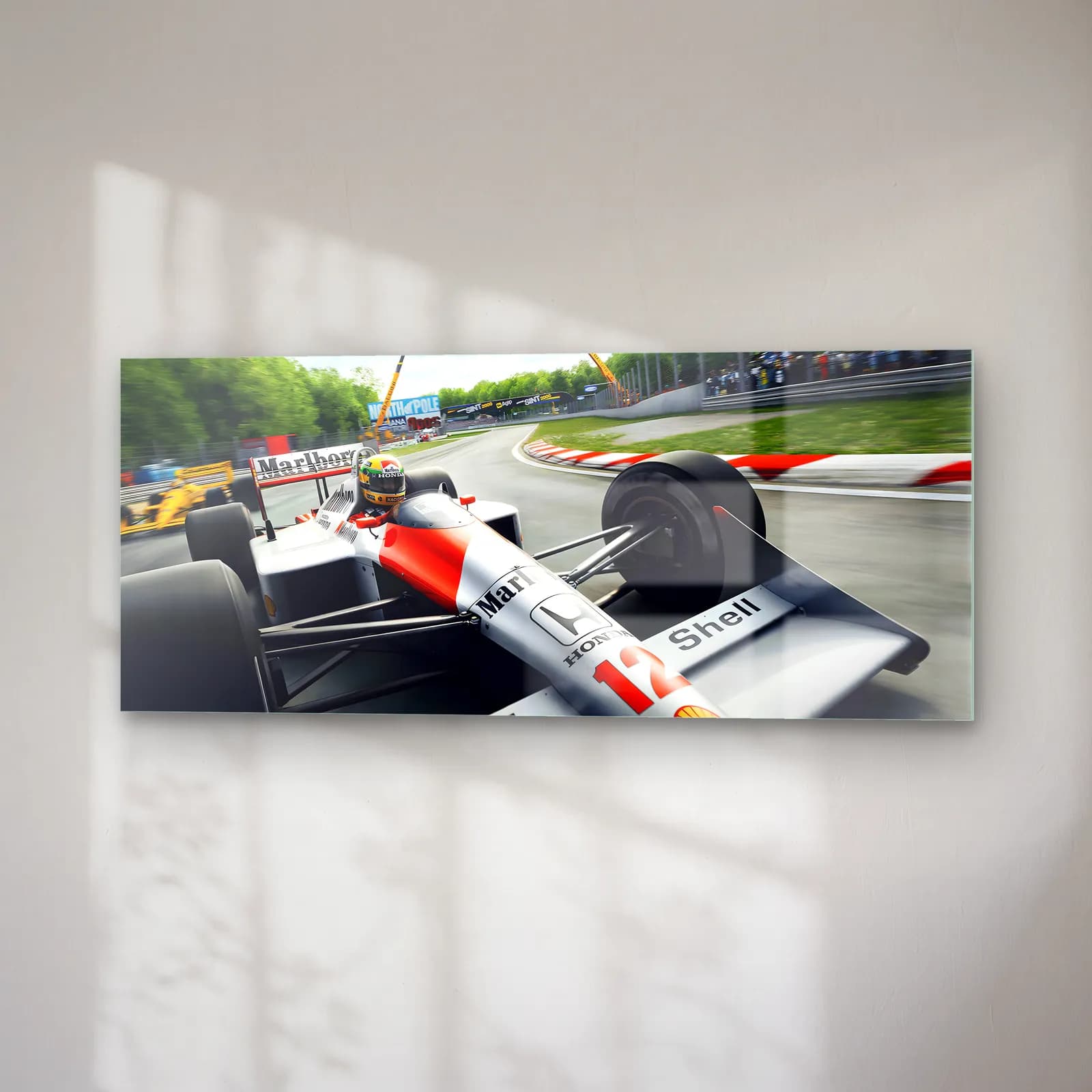 Virajda McLaren MP4/4 cam tablo — sağ açıdan görünüm