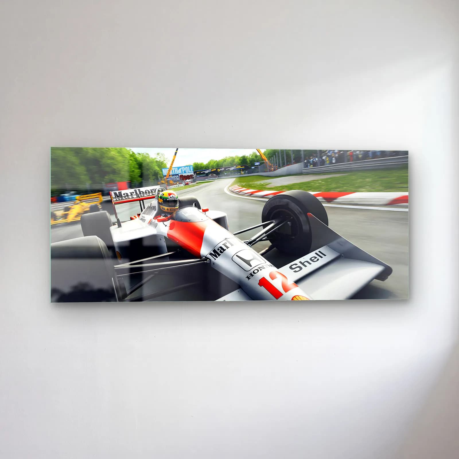 Virajda McLaren MP4/4 cam tablo — sol açıdan görünüm