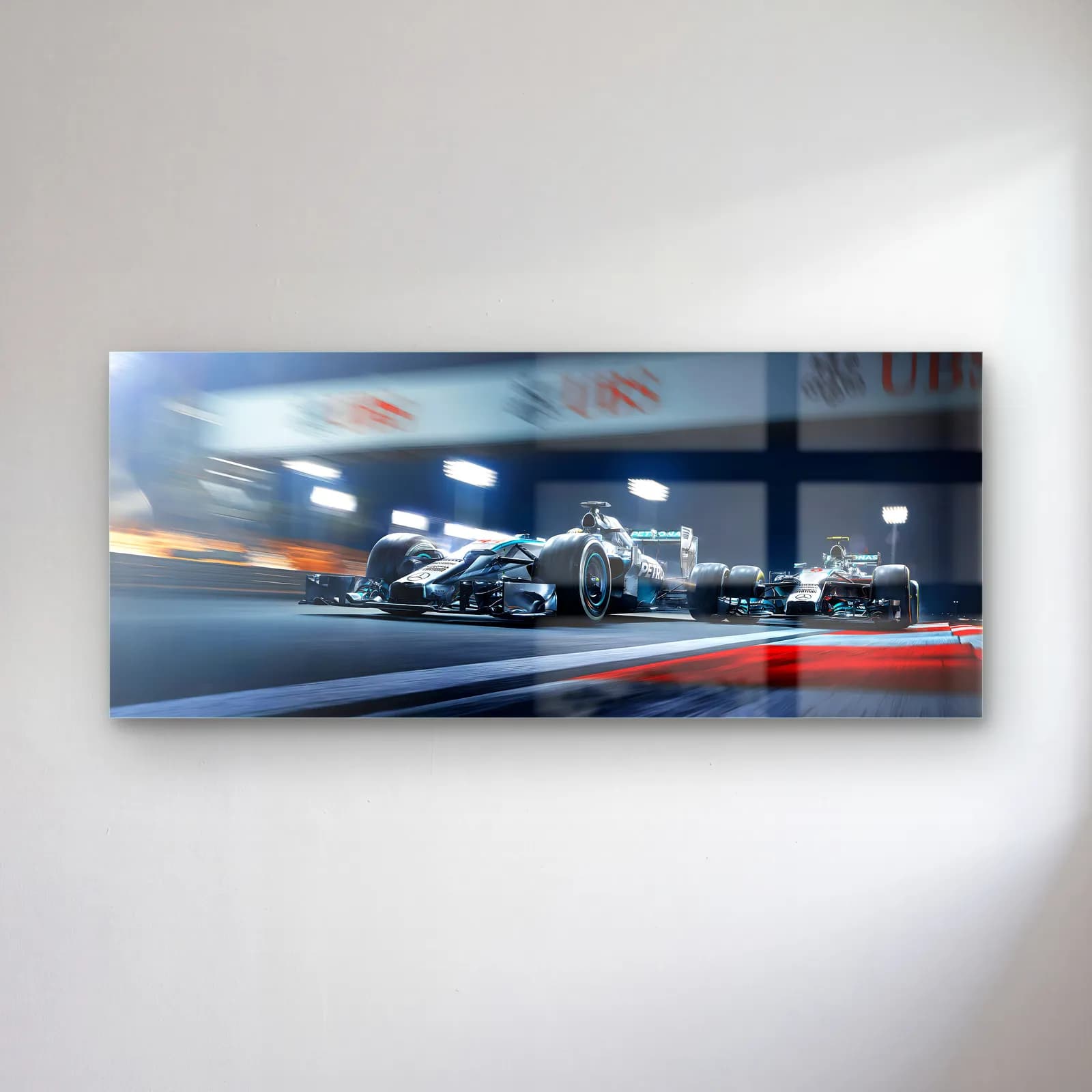 Gece Yarışında Mercedes F1 cam tablo — Gece aydınlatmalı pistte yan yana yarışan gümüş siyah modern Mercedes F1 araçları