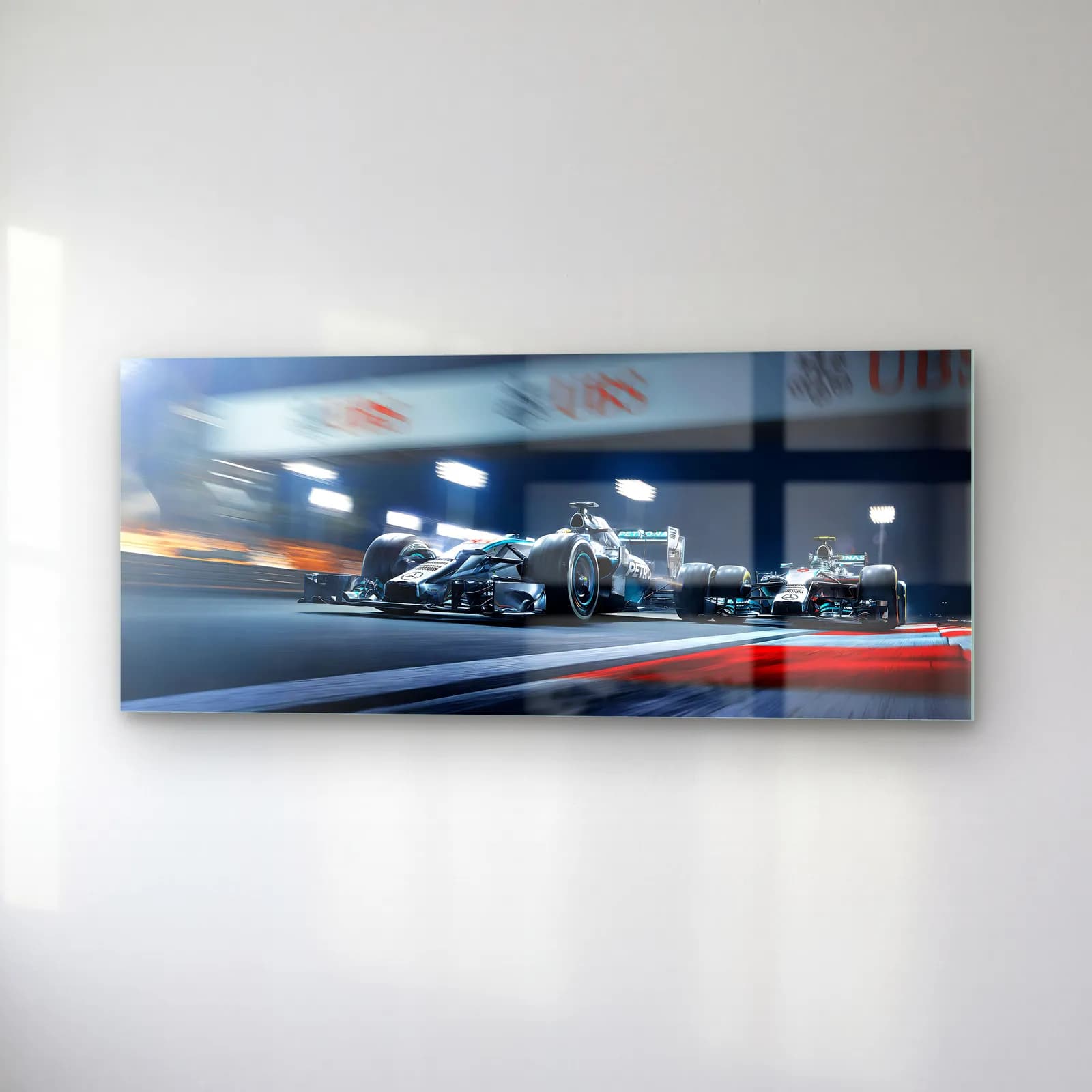 Gece Yarışında Mercedes F1 cam tablo — sağ açıdan görünüm