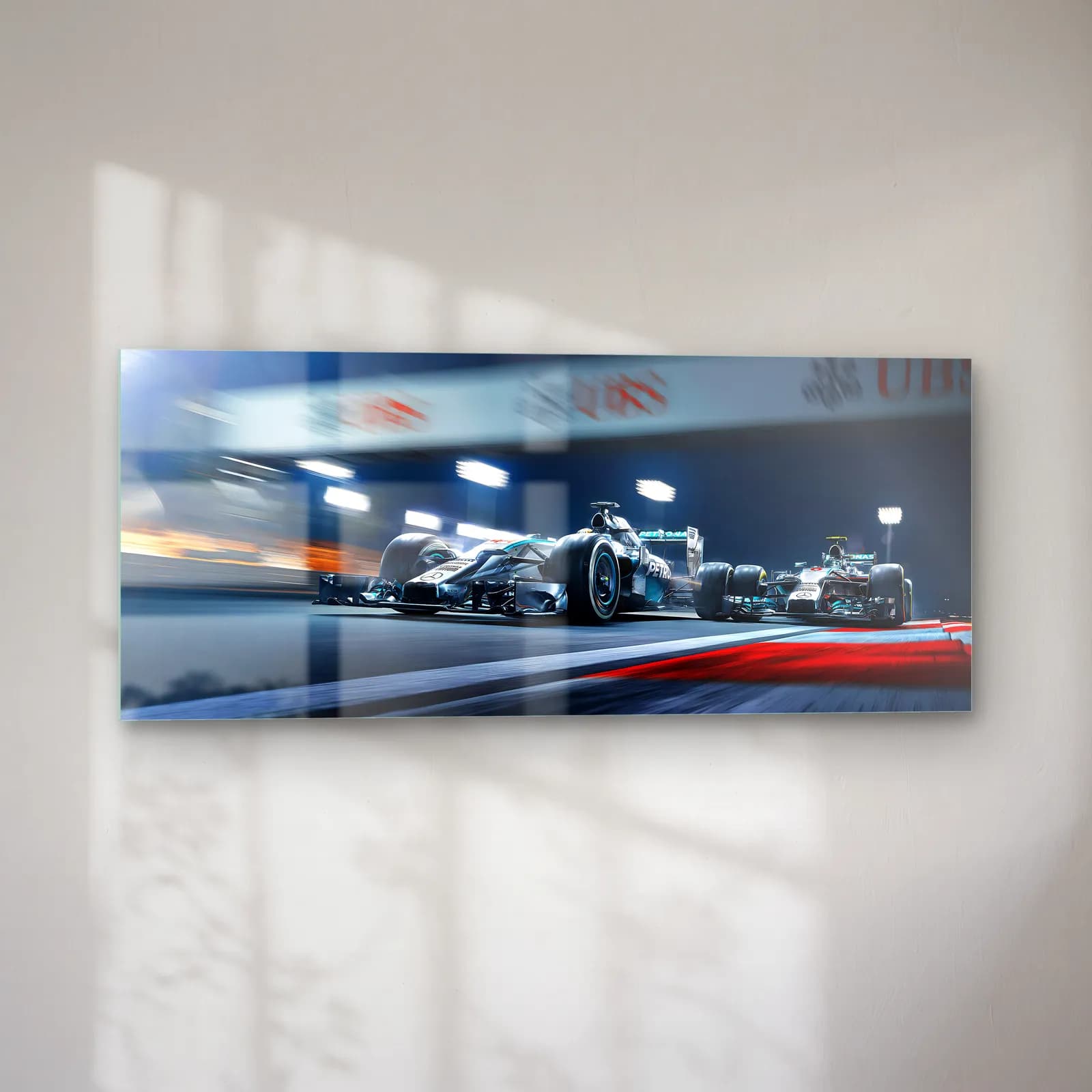 Gece Yarışında Mercedes F1 cam tablo — sol açıdan görünüm