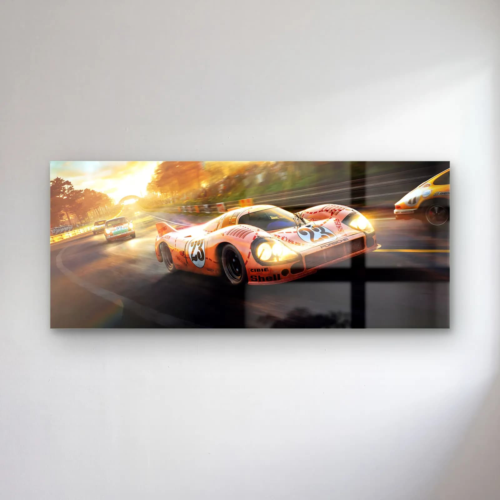 Pembe Domuz Porsche 917/20 cam tablo — Güneşli pistte ilerleyen kasap çizgili pembe Porsche 917/20 yarış arabası