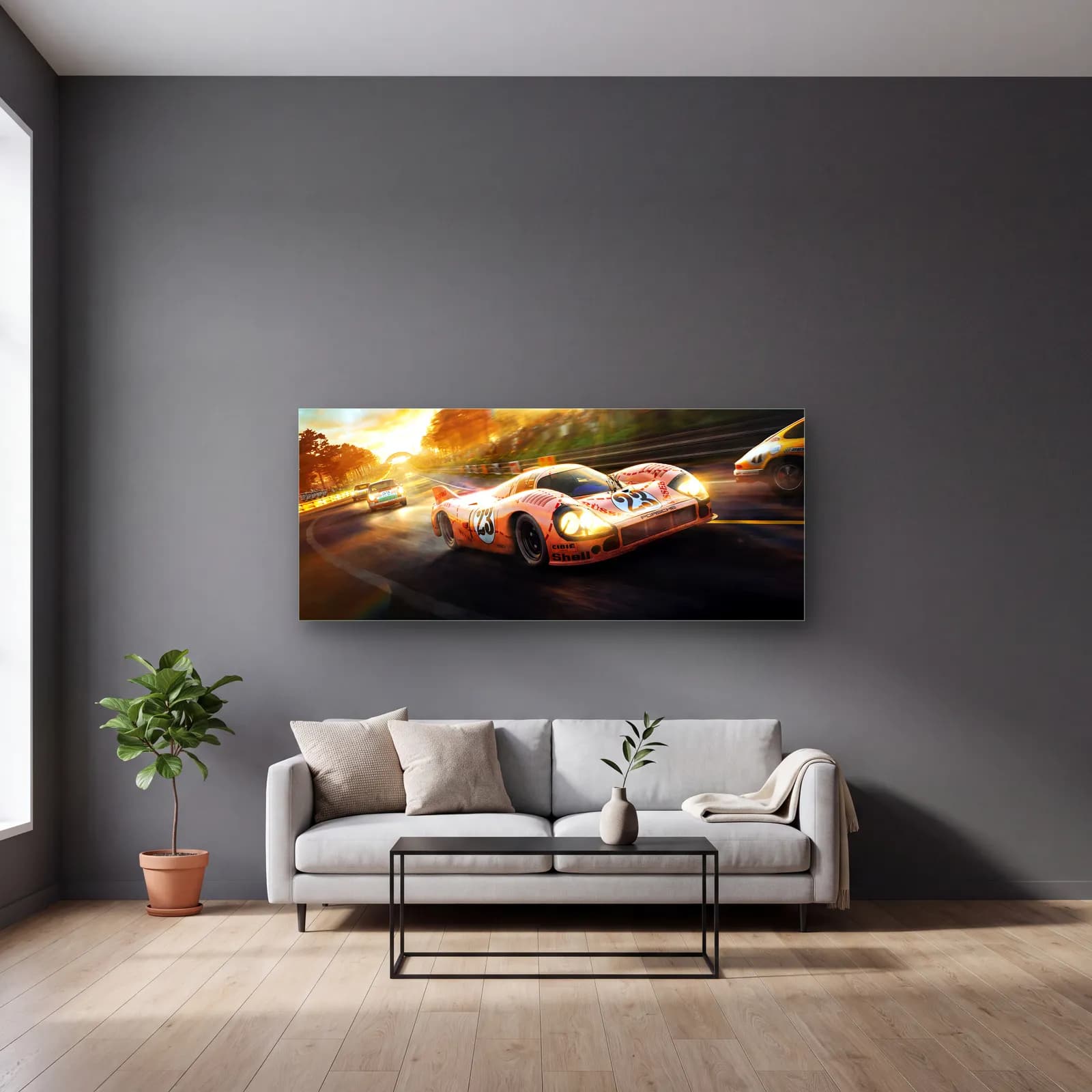 Pembe Domuz Porsche 917/20 cam tablo — gri duvarlı salonda