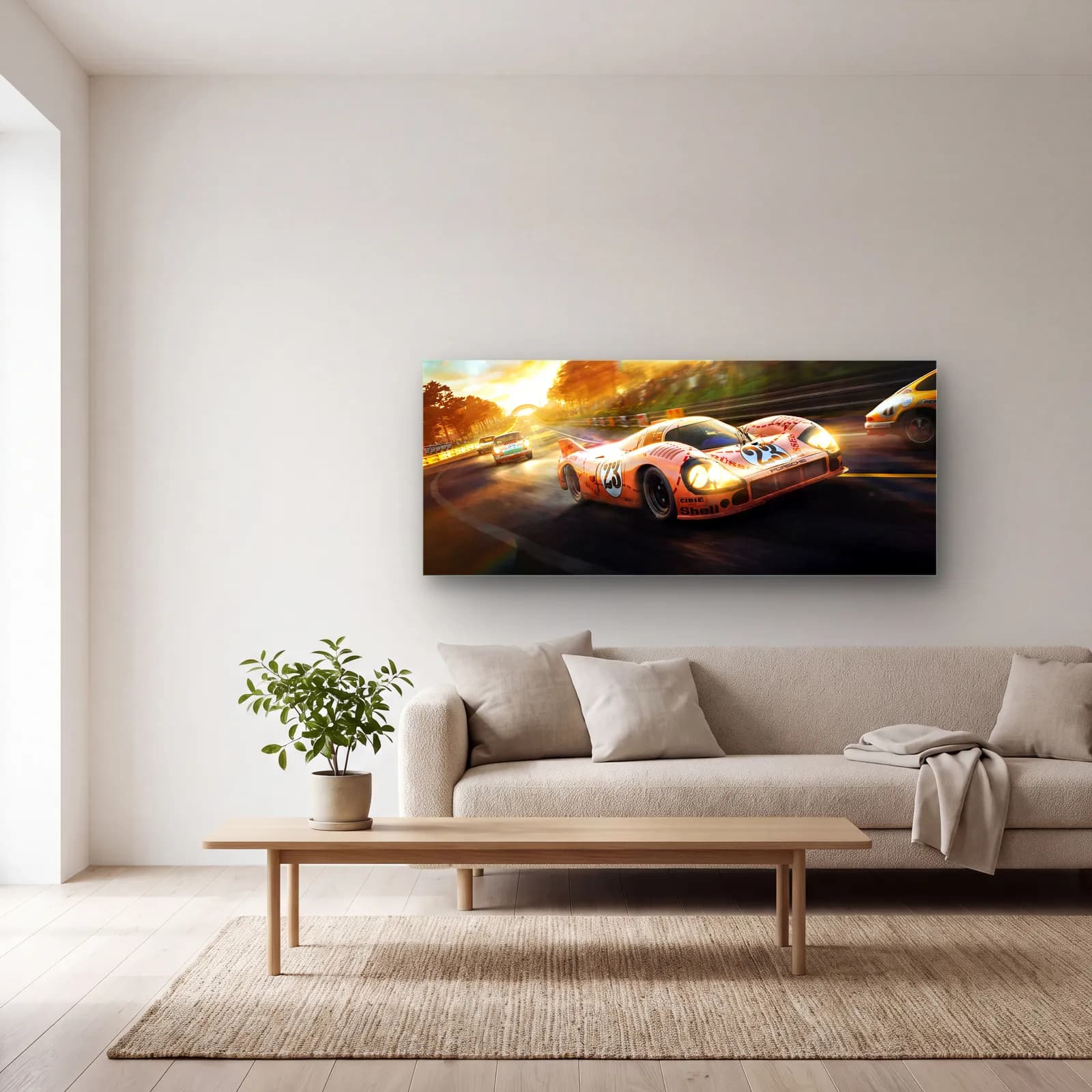 Pembe Domuz Porsche 917/20 cam tablo — açık renk salonda