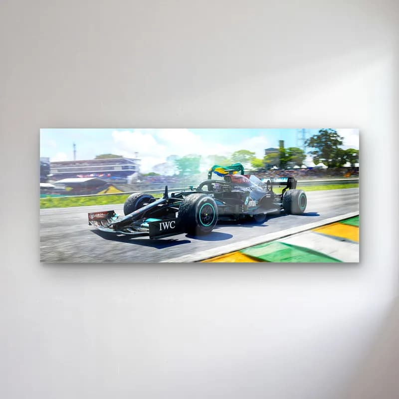 Interlagos Pistinde Mercedes F1 cam tablo — Tribünlü pistte sarı yeşil kerb üzerinden geçen siyah modern Mercedes F1 aracı