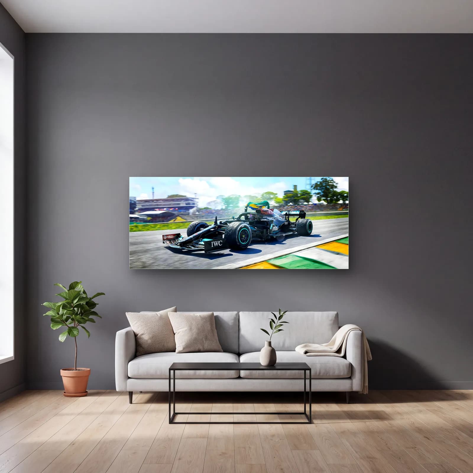 Interlagos Pistinde Mercedes F1 cam tablo — gri duvarlı salonda