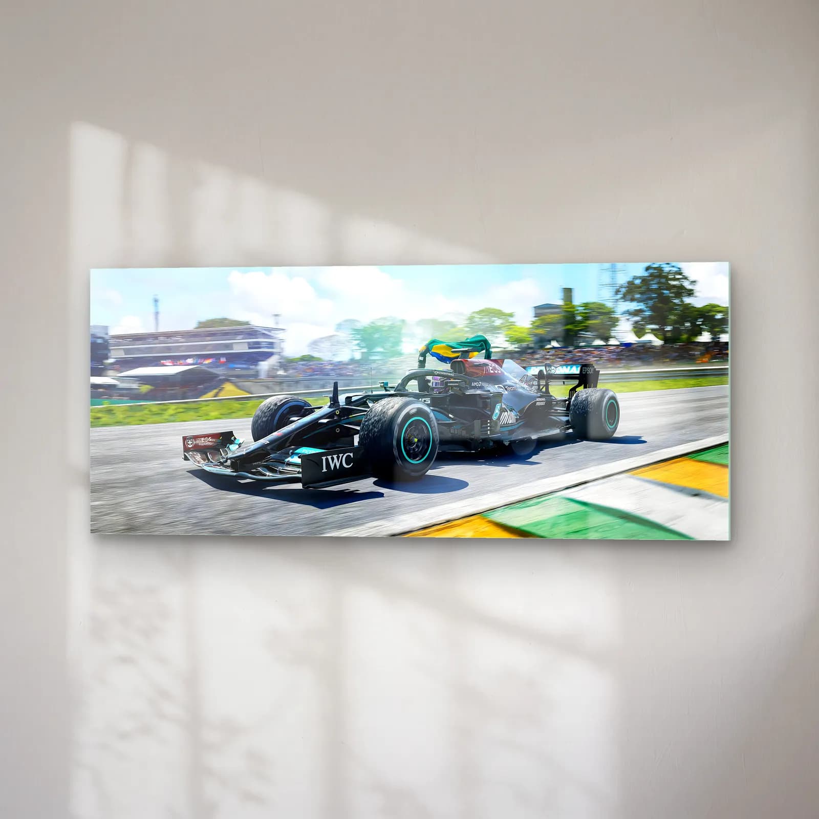 Interlagos Pistinde Mercedes F1 cam tablo — sağ açıdan görünüm