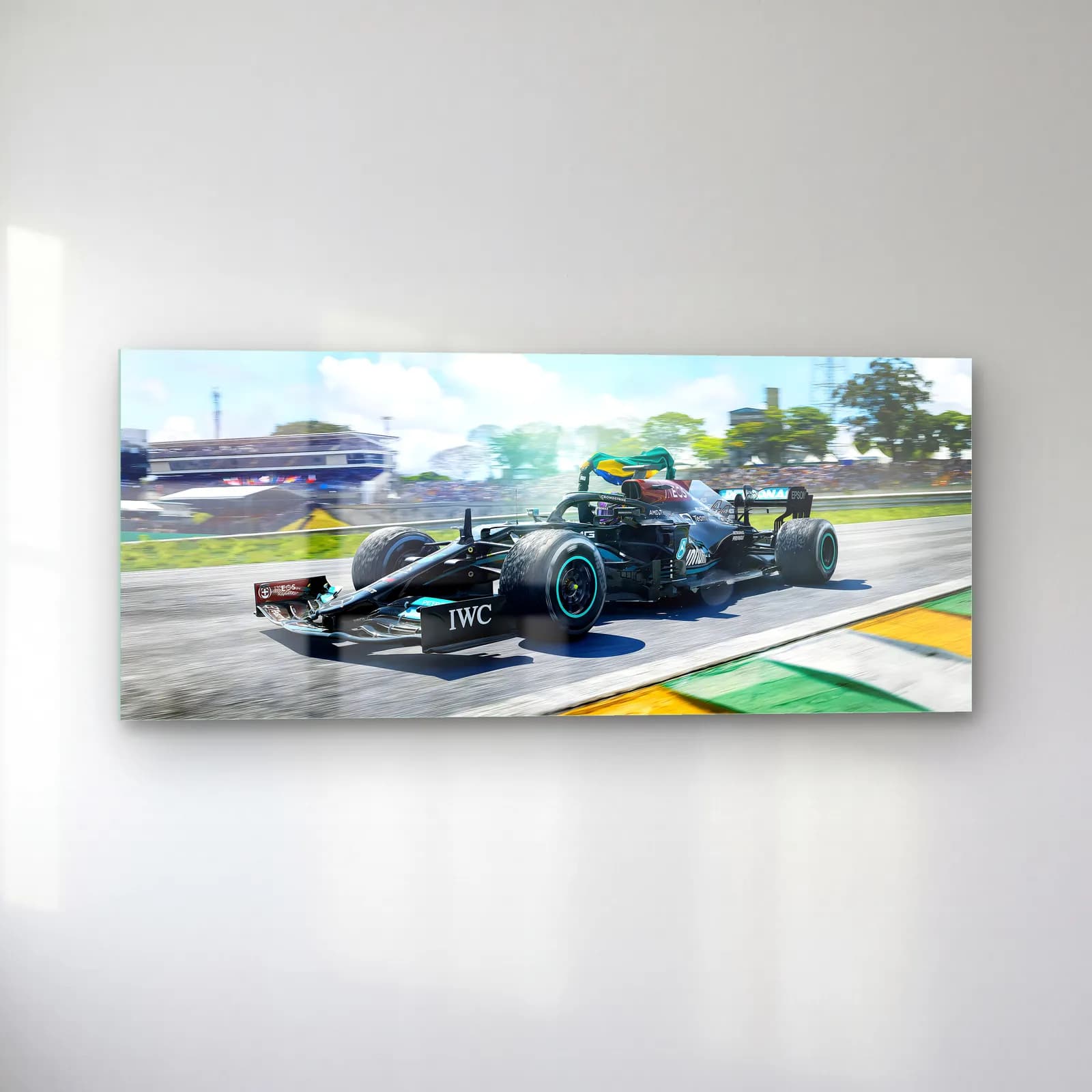 Interlagos Pistinde Mercedes F1 cam tablo — sol açıdan görünüm
