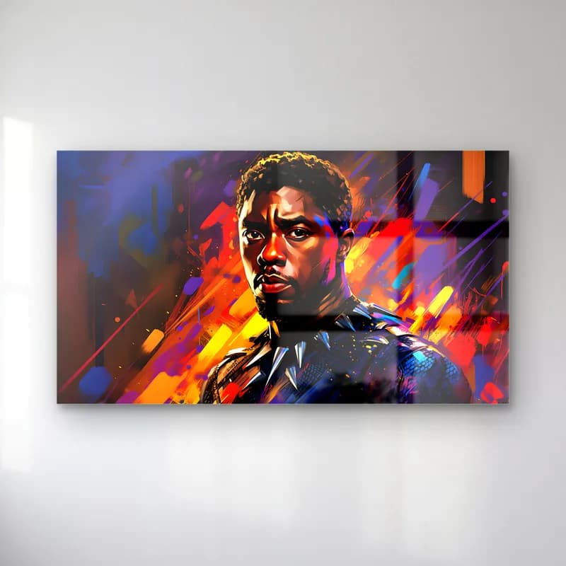 Black Panther Renkli Portre cam tablo — Renkli boya sıçramaları önünde kolyeli zırhıyla Black Panther portresi